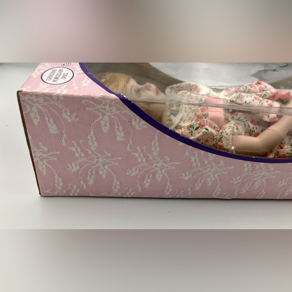 Vintage Treasure In Lace 15" Porcelain Doll Open Box Great Condition - Picture 6 of 13